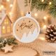 Bola de Navidad personalizada con nombre Raúl, fabricada en madera natural y metacrilato blanco con diseño de pinos, colgada con cuerda de yute.