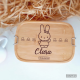 Parte superior de la fiambrera, vista de la tapa superior de bambú con el grabado de la figura de la conejita de la serie Hello kitty con unas flores y el nombre Clara grabado al láser