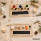 Imagen compuesta de las dos caras de la bandeja de madera personalizadas para Navidad: una para los Reyes Magos con tazas y otra para Papá Noel con leche, galletas y zanahorias para los renos.