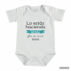 Body de bebé en color blanco con texto en vinilo textil 