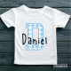 Camiseta de algodón infantil unisex en color blanco y manga corta con inicial de color azul Vichy y nombre de Daniel