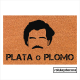 Felpudo de fibra de coco, modelo Narcos con el texto palta o plomo y la silueta parecida a Pablo escobar, grabado al láser, con base en PVC antideslizante