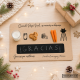 Bandeja personalizada de madera para Papá Noel presentada en un ambiente navideño acogedor. Incluye vaso de leche, galletas y zanahorias sobre una mesa decorada con luces cálidas, ramas de abeto y velas, creando una escena familiar y festiva perfecta para