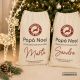 Sacos de Navidad personalizados para regalos de Papá Noel, de tela beige con cierre de cordón, sello del Polo Norte y nombres Marta y Sandra en rojo.