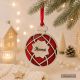 Bola de Navidad personalizada de madera con nombre Mamá, fondo rojo brillante, diseño geométrico y cinta roja para colgar en el árbol de Navidad.