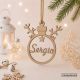 Bola de Navidad personalizada de madera con nombre Sergio, adornada con cuernos de reno y estrella, colgada con cuerda para decorar el árbol de Navidad.
