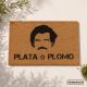 Felpudo de fibra de coco, modelo Narcos con el texto palta o plomo y la silueta parecida a Pablo escobar, grabado al láser, con base en PVC antideslizante