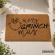 Imagen principal de el felpudo de fibra de coco grabado al láser con el diseño de la cara del grinch con el texto merry Grinch mas