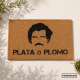 Felpudo de fibra de coco, modelo Narcos con el texto palta o plomo y la silueta parecida a Pablo escobar, grabado al láser, con base en PVC antideslizante