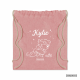 Mochila estilo totebag, ecológica de algodón y poliéster reciclado de 140 GR/m2, de color rojo con cuerdas gruesas de algodón con el diseño de Rapunzel con Pascal y el nombre de Kylie personalizado con vinilo textil de color blanco. 
