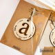 Llavero de madera redondo, con inicial del invitado y detalles del evento, grabado al láser con anilla plateada y packagin personalizado