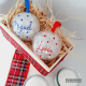 imagen principal bolas de navidad redondas personalizadas con el nombre de Miguel y Lucía, transparentes de plástico con relleno de tiras decorativas incoloras y con vinilo rojo o azul, incluye lazo del mismo color para colgarlas en el árbol. 