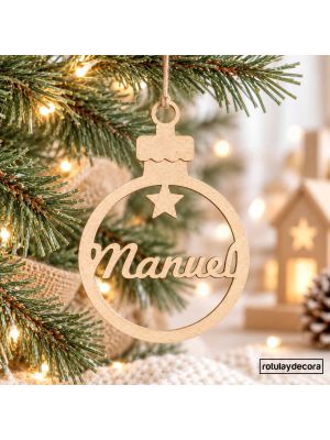 Bola de Navidad personalizada de madera con nombre Manuel, colgada con cuerda de yute en árbol de Navidad con luces decorativas. Adorno navideño de rotulaydecora.