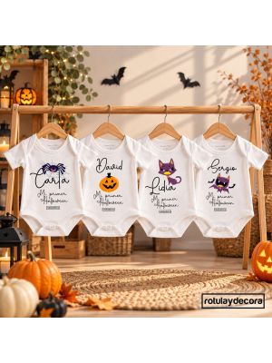 Cuatro bodys de bebé Mi Primer Halloween personalizados con nombre, de algodón blanco, con diseños de araña, calabaza, gatito y murciélago.