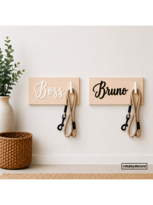 Dos colgadores personalizados de madera para correa de perro con los nombres Boss y Bruno, disponibles con letras blancas o negras y diseño decorativo para el hogar.