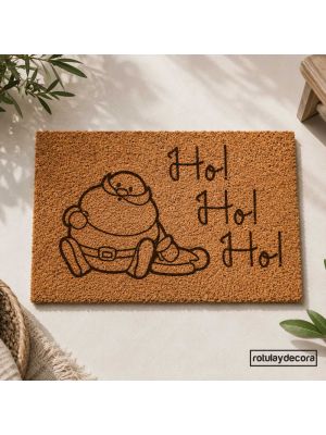 Imagen principal del felpudo de fibra de coco, grabado al láser con un simpático Papá Noel sentado sin gorrito y escrito su famoso Ho Ho Ho.