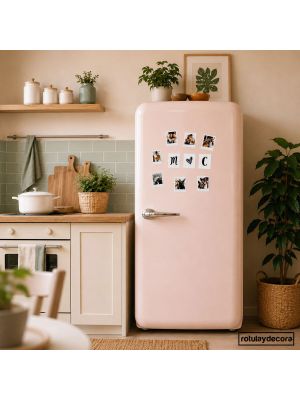 Imagen principal de cocina con nevera retro rosa pastel decorada con fotografías tipo Polaroid e imanes personalizados con las iniciales 