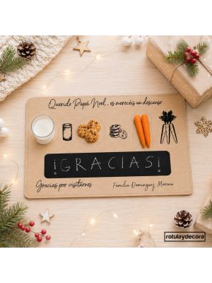Bandeja navideña de madera personalizada para Papá Noel y sus renos, con leche, galletas, zanahorias, pizarra con mensaje de agradecimiento y nombre de la familia.