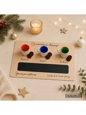 fotomontaje de la imagen principal de la bandeja con el diseño para los reyes magos, con tacitas de colores, galletas y unas velitas