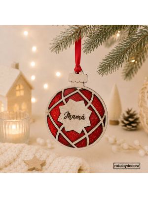 Bola de Navidad personalizada de madera con nombre Mamá, fondo rojo brillante, diseño geométrico y cinta roja para colgar en el árbol de Navidad.