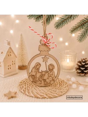 Bola de Navidad de madera con Belén infantil grabado a láser, con María, José, el Niño Jesús y animales, colgada del árbol navideño.