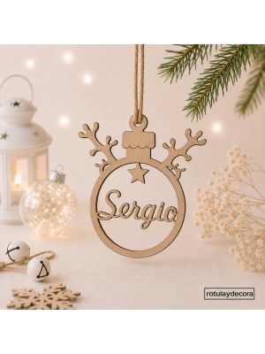 Bola de Navidad personalizada de madera con nombre Sergio, adornada con cuernos de reno y estrella, colgada con cuerda para decorar el árbol de Navidad.
