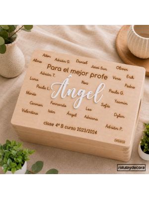 imagen principal de la caja de madera para el mejor profe, con nombre de los alumnos y curso con fecha grabado al láser, nombre del profesor en metacrilato blanco opaco