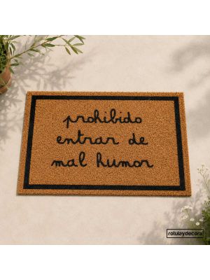 Imagen principal diseño felpudo de fibra de coco grabado al laser con el texto 