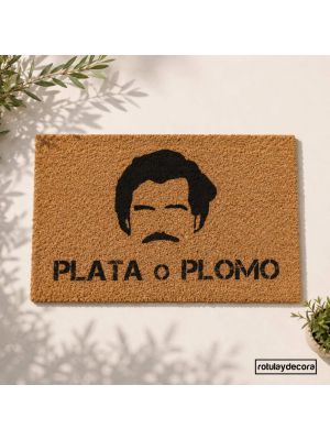 Felpudo de fibra de coco, modelo Narcos con el texto palta o plomo y la silueta parecida a Pablo escobar, grabado al láser, con base en PVC antideslizante