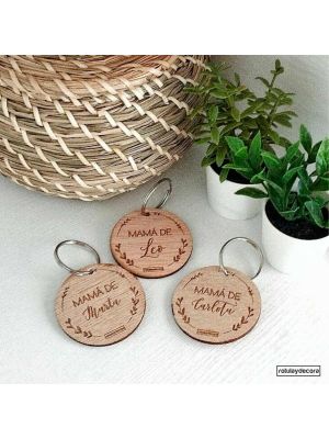 Llaveros de madera natural de haya de 4 mm grabados al láser, especial para mamá, con frase: Mamá de Marta, Leo y Carlota con anilla plateada.