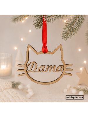 imagen principal con fondo navideño de bola navideña en tablex para mascotas con silueta con forma de cara de gato personalizada con el nombre por dentro de la silueta y cinta roja para colgar del árbol de navidad.