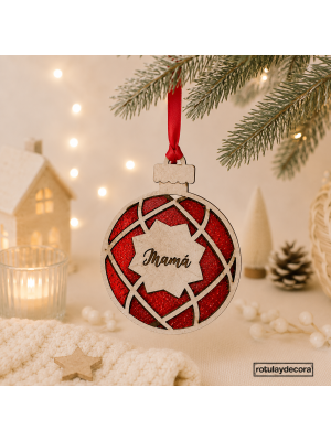 imagen principal del artículo, fotomontaje de bola de tablex grabada al láser personalizada con el nombre de mama y con vinilo glitter rojo, incluye cinta roja para colgar