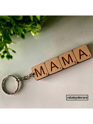 Llavero de madera de haya grabado al láser como si fueran letras de Scrabble, formando la palabra mamá, con anilla plateada